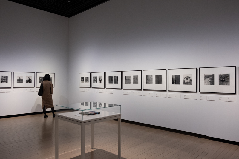 第2章展示室の様子。手前のガラスケースの中にあるのが写真集「遠近」