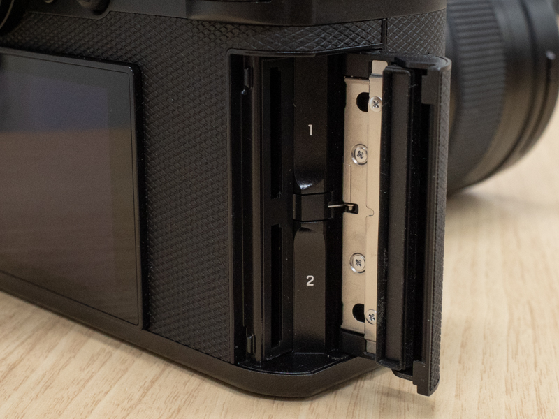 ダブルSDスロットは、どちらもUHS-IIに対応。