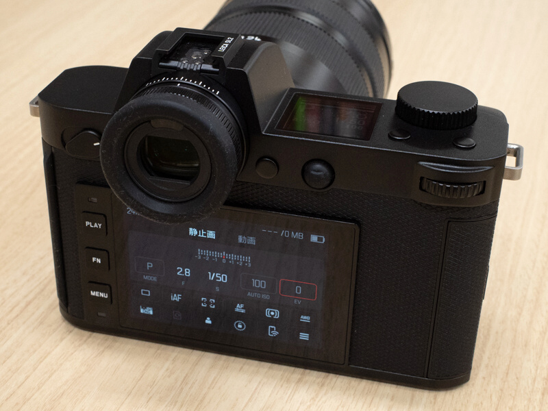 背面。右手側のジョイスティックはAF枠移動とAF-ONボタンを兼ねる（カスタマイズ可能）。