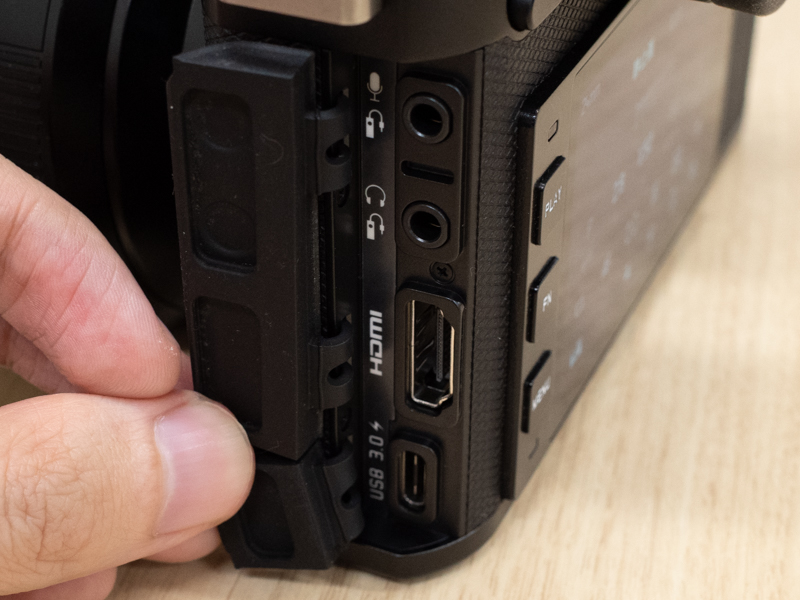 動画撮影用にオーディオ端子を標準搭載したほか、USB Type-C端子からの充電・給電・テザー撮影に対応。