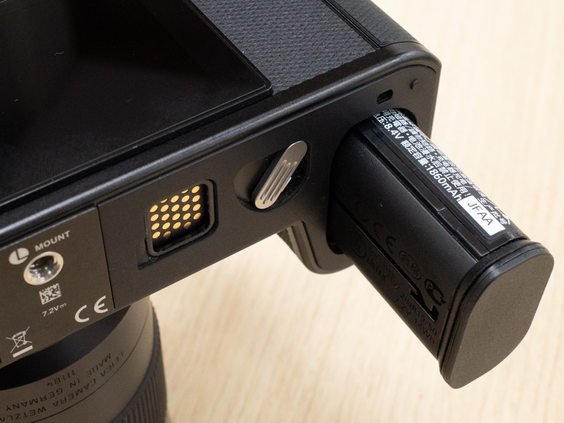 マルチファンクションハンドグリップ用の接点と、バッテリー。ライカSL/ライカQ2と共通。