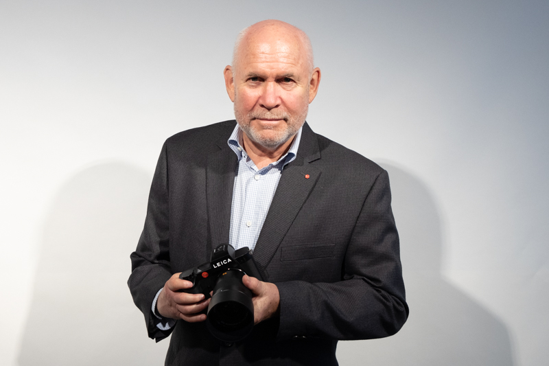 ライカSL2を手にするスティーブ・マッカリー氏
