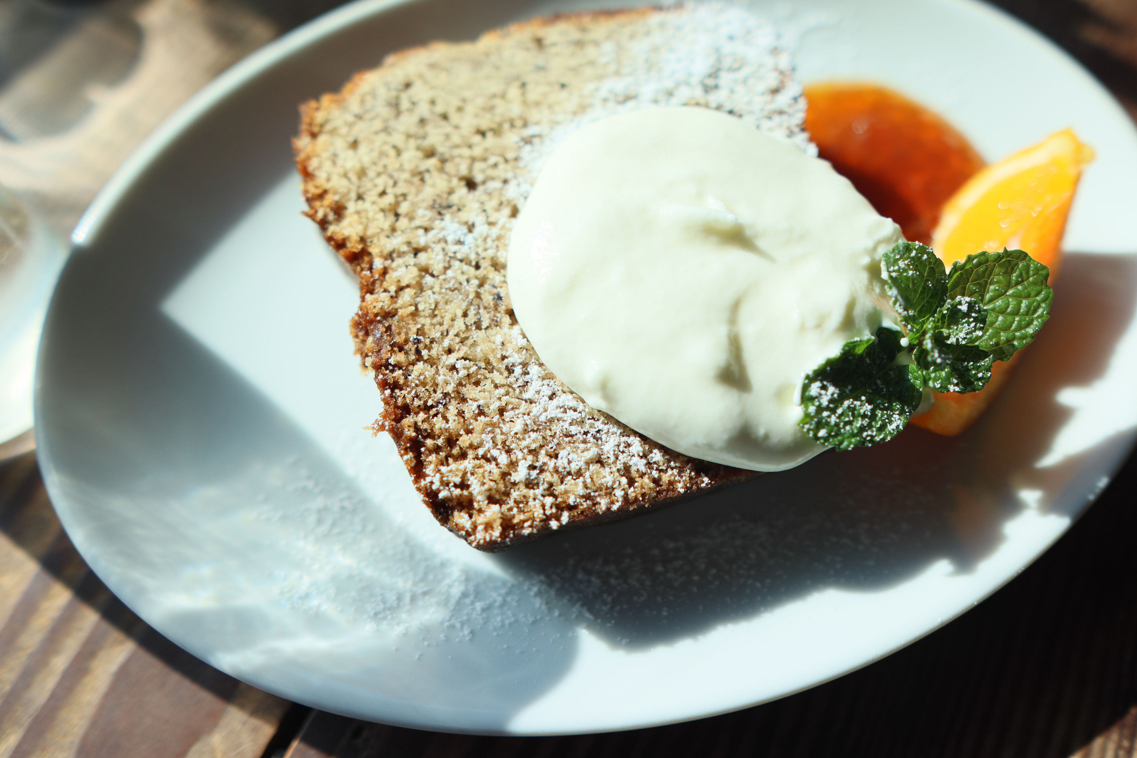 きれいな光とおいしいケーキ。こんな時に寄れるレンズを持っていなかった！とならないよう、レンズ選びは気軽なサイズを。<br><br><span class="fnt-85">EOS Kiss M / SIGMA 16mm F1.4 DC DN</span>