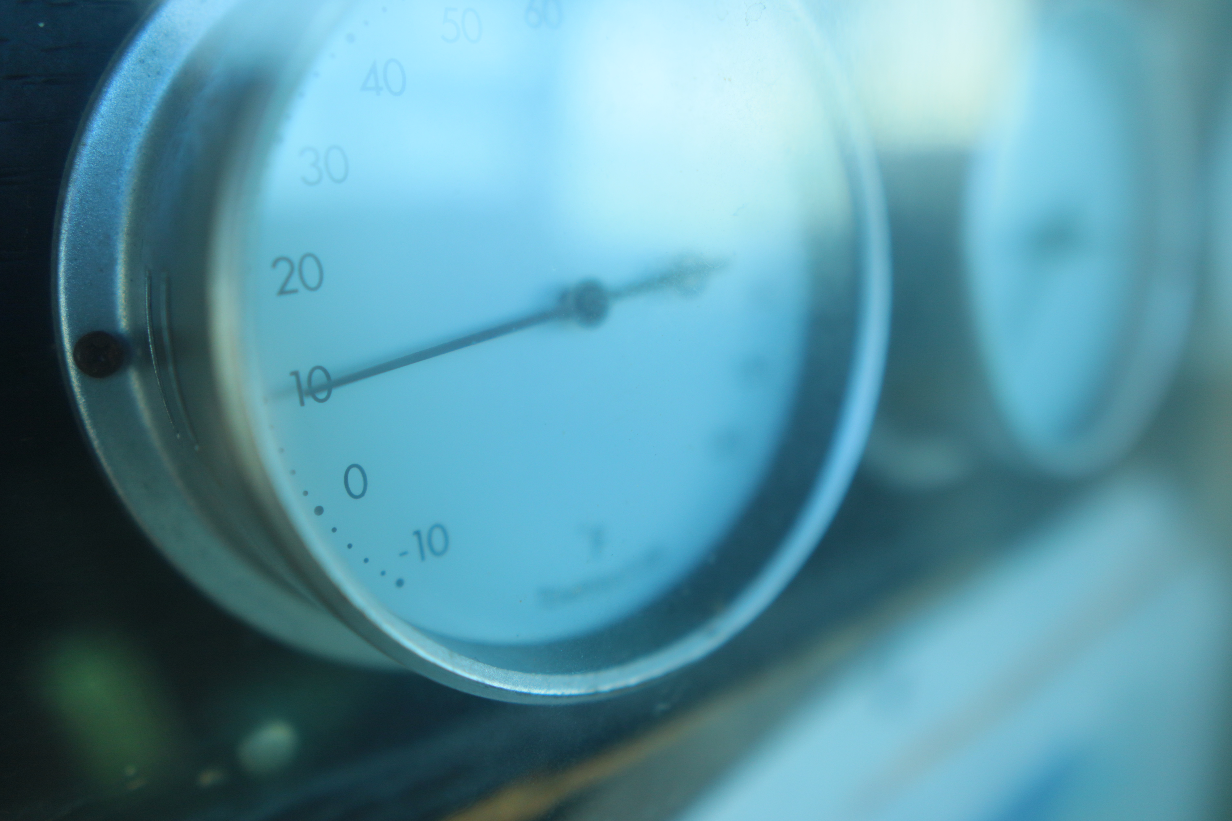 おなじく海辺のサーフィンショップ。ガラス越しの湿度計にも最短撮影距離25センチで寄ることができる。<br><br><span class="fnt-85">EOS Kiss M / SIGMA 16mm F1.4 DC DN</span>