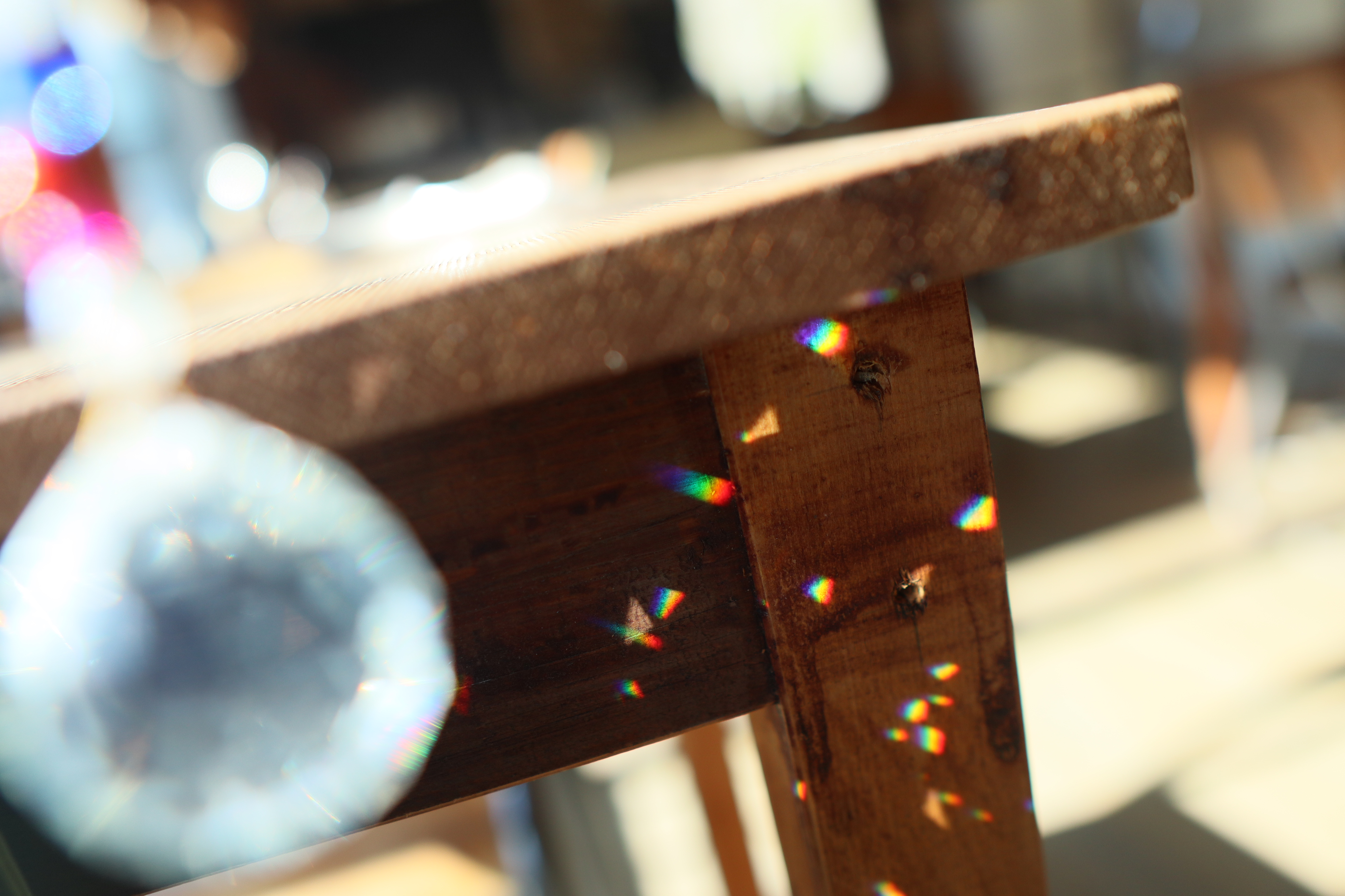 クリスタルの飾りからこぼれ、散らばる虹の光。こんな急な光のいたずらに単焦点なら自分の心のままに迷いなく画角が決まる。<br><br><span class="fnt-85">EOS Kiss M / SIGMA 16mm F1.4 DC DN</span>