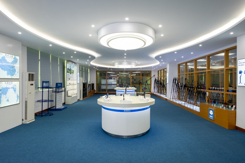 SIRUIでは三脚・一脚製品を中心に防湿庫など様々なカメラ用品がつくられている。本社社屋内のショールームにて