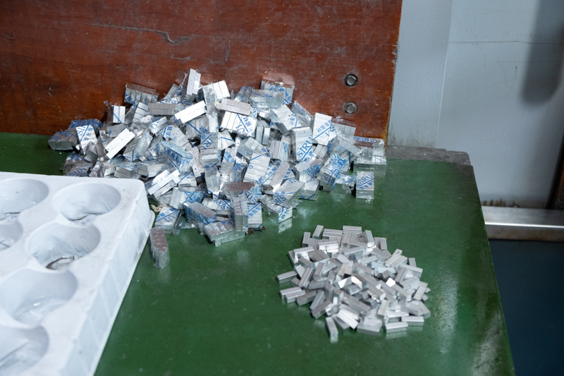 削り出される前のインゴット。パーツ形状サイズに合わせてカットしている