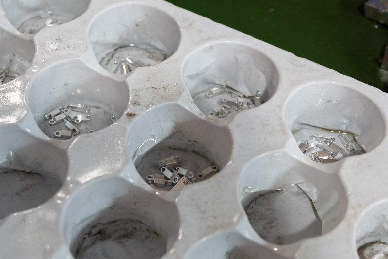 削り出されたパーツ。上のインゴットから削り出されたものだ