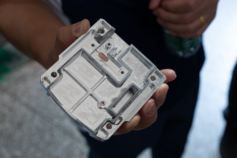 整形されたパーツを見せてもらった。これは電子基盤部品を固定するためのボードとのこと。SIRUIでは電子部品を用いた製品の開発も進められている