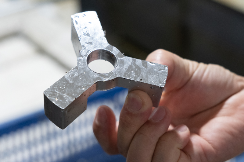 三脚本体部。三脚製品の要となるパーツなだけあり、製造にあたっては複数回の整形工程を経てつくられているのだそうだ