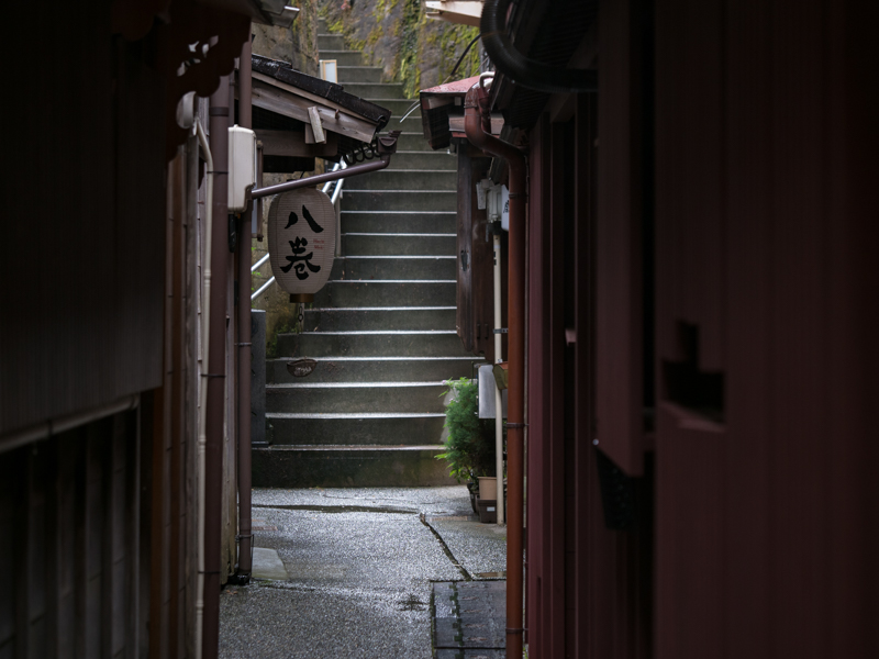 金沢の茶屋街は大変人気のある観光スポットだが、少し道を外れると、ひっそりした空間が存在する。先人たちの歩く足音が聞こえてきそうなそんな昔と出会える場所だ。（撮影：高橋智裕）。<br><span class="fnt-85">OLYMPUS OM-D E-M1 Mark II / M.ZUIKO DIGITAL ED 60mm F2.8 Macro / 60mm（120mm相当） / 絞り優先AE（F2.8、1/25秒、-1.0EV） / ISO 200 / WB：オート</span>