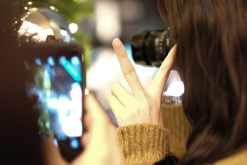 クリスマスのオーナメントを利用したリフレクション撮影にチャレンジする丹羽さん