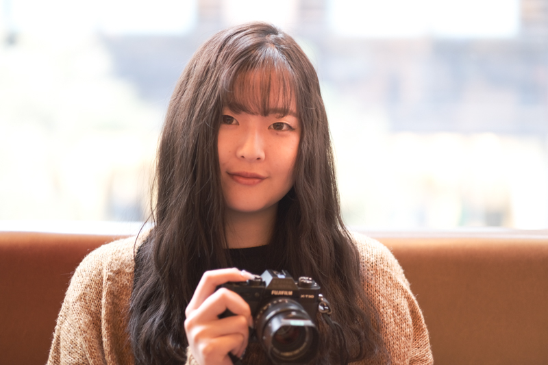 モデルの丹羽明日香さん。XF35mmF1.4 Rを装着したX-T30を手に