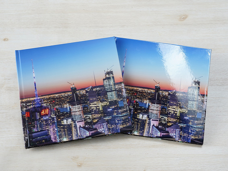 左がつや消し仕様、右が光沢仕様の表紙。