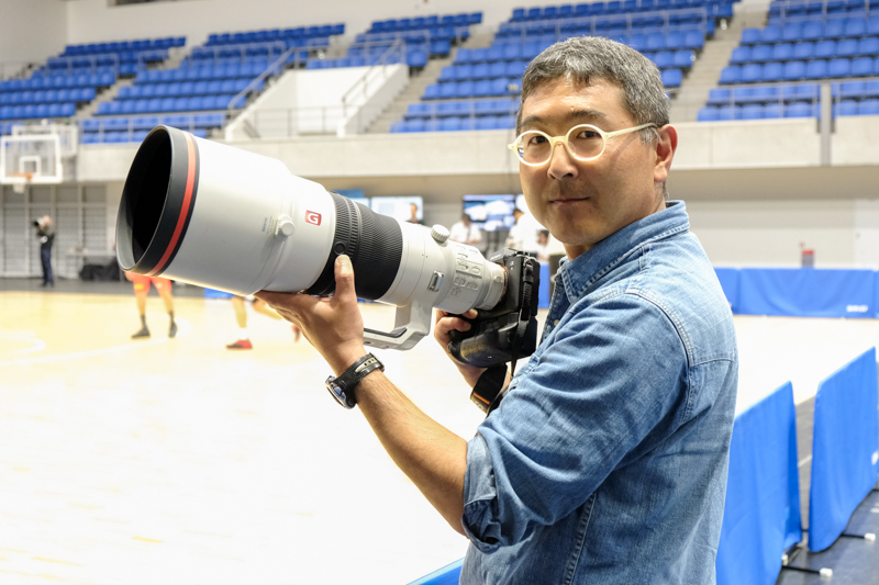α9 IIとFE 400mm F2.8 GM OSSを手にする井上さん