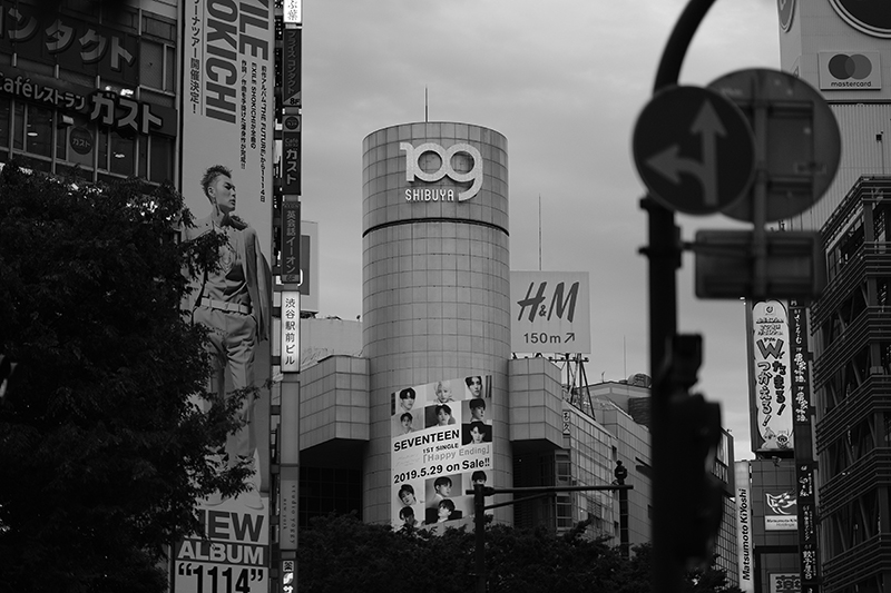 言わずと知れた渋谷のシンボル。109（通称マルキュー）。ギャル系ファッション誕生の地<br><span class="fnt-85">X-Pro2 / XF56mmF1.2 R / 絞り優先AE（1/1,250秒・F1.2・0.0EV） / ISO 200</span>