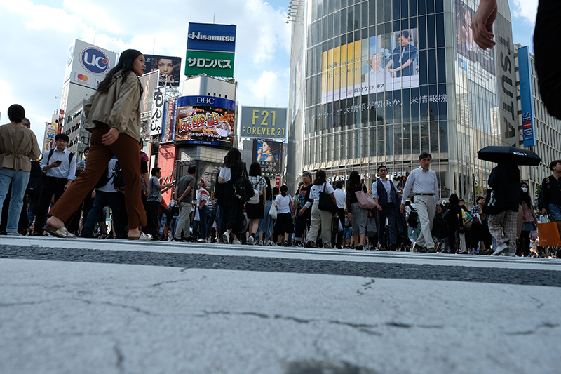 あらゆる方向から人は行き来し、街へと消えていく<br><span class="fnt-85">X-H1 / XF16-55mmF2.8 R LM WR / 絞り優先AE（1/150秒・F2.8・0.0EV） / ISO 200</span>