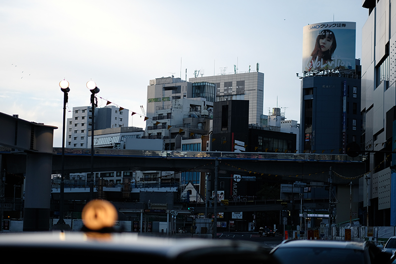 早朝の渋谷。柔らかな光。静かな街も心地良い<br><span class="fnt-85">X-Pro2 / XF56mmF1.2 R / 絞り優先AE（1/2,900秒・F1.2・0.0EV） / ISO 200</span>