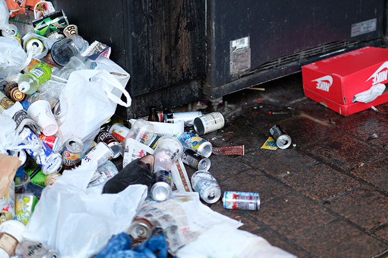 昨夜の喧騒の名残り<br><span class="fnt-85">X-Pro2 / XF56mmF1.2 R / 絞り優先AE（1/160秒・F1.2・0.0EV） / ISO 200</span>