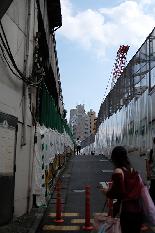 恵比寿へと向かう線路沿いの道。この辺りも急速に変化している<br><span class="fnt-85">X-Pro2 / XF35mmF2 R WR / 絞り優先AE（1/4,700秒・F2.0・0.0EV） / ISO 200</span>