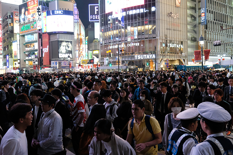 ハロウィンの日。これでもかというほどの人で溢れていた。半数は外国人だったように思う<br><span class="fnt-85">X-H1 / XF16-55mmF2.8 R LM WR / 絞り優先AE（1/180秒・F2.8・0.0EV） / ISO 6400</span>