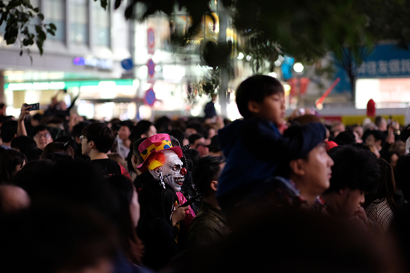 渋谷の闇の住人が現れる<br><span class="fnt-85">X-Pro2 / XF56mmF1.2 R / 絞り優先AE（1/320秒・F1.2・0.0EV） / ISO 2500</span>