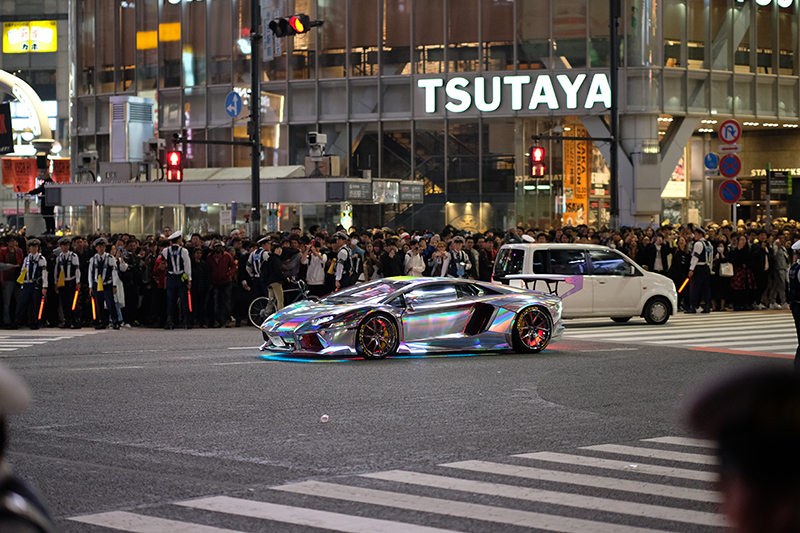 最大の見せ場のこの日。色んな人・ものが現れる。まさに発信の場<br><span class="fnt-85">X-Pro2 / XF56mmF1.2 R / 絞り優先AE（1/480秒・F1.2・0.0EV） / ISO 1600</span>