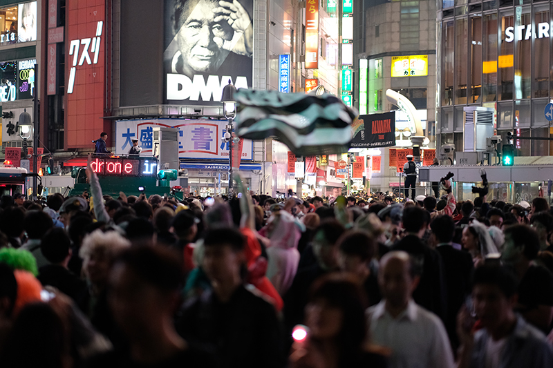 煩わしいが、人が多いのも渋谷の魅力。人がいてこそ渋谷<br><span class="fnt-85">X-Pro2 / XF56mmF1.2 R / 絞り優先AE（1/350秒・F1.2・0.0EV） / ISO 1600</span>