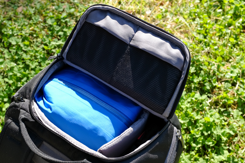 マウンテンパーカーを折りたたんで収納してみたところ