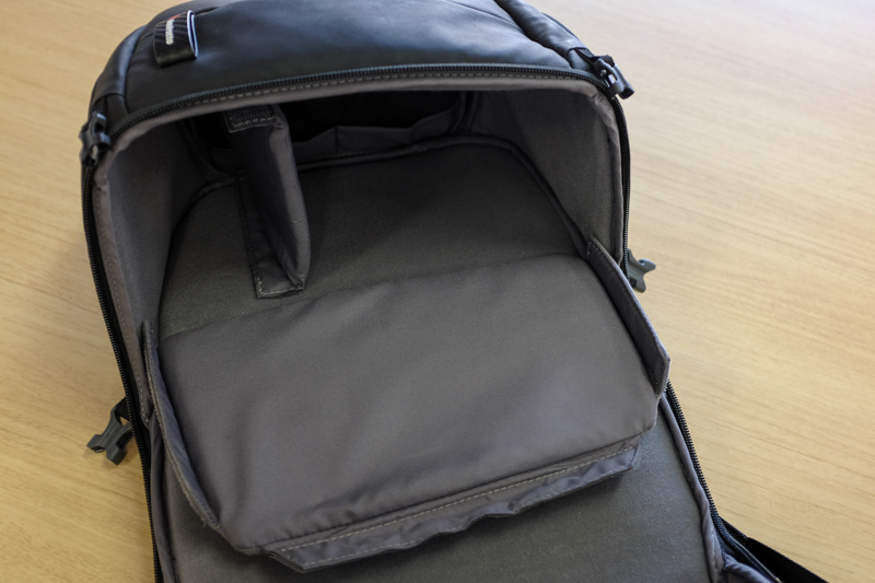 天面側収納部の3方のベルクロを外したところ。折り返されている部分は、背面側で固定されている