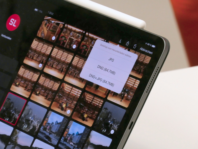 サムネイル画面で、転送する写真の複数選択が可能になった。Pro版ではDNG（RAW）データも転送できる。