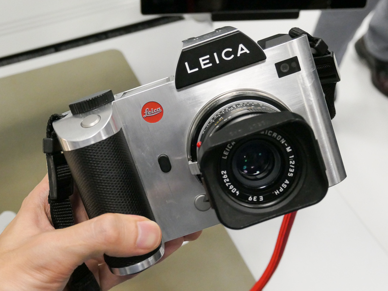 参考：ライカカメラ本社で見かけた、無塗装のライカSL（非売品）。