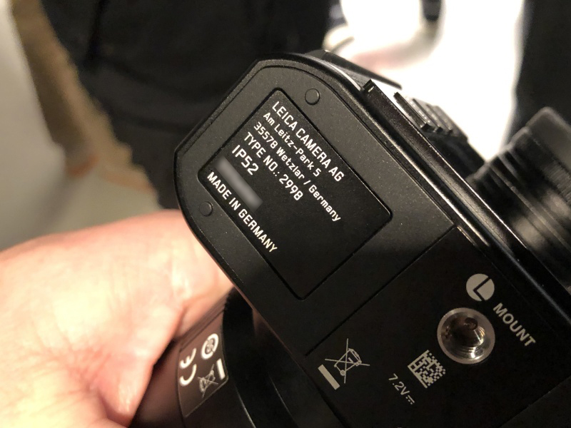 ダニエル氏が持参したライカSL2のプロトタイプ。製品版と異なり"IP52"と記されているところに「テストしながら徐々に防滴性を高めた」という背景が伺える。