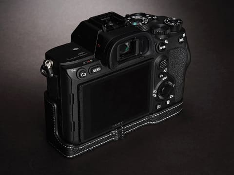 α7R IV/α6400/α6100/RX100 VII用のレザーカメラケース - デジカメ Watch