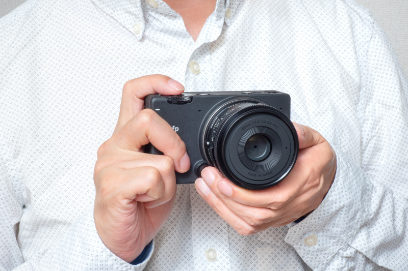 45mm F2.8 DG DNを装着したfpはフルサイズ機とは思えないほどコンパクト。手にしたホールド感や質感もSIGMAを感じさせる。