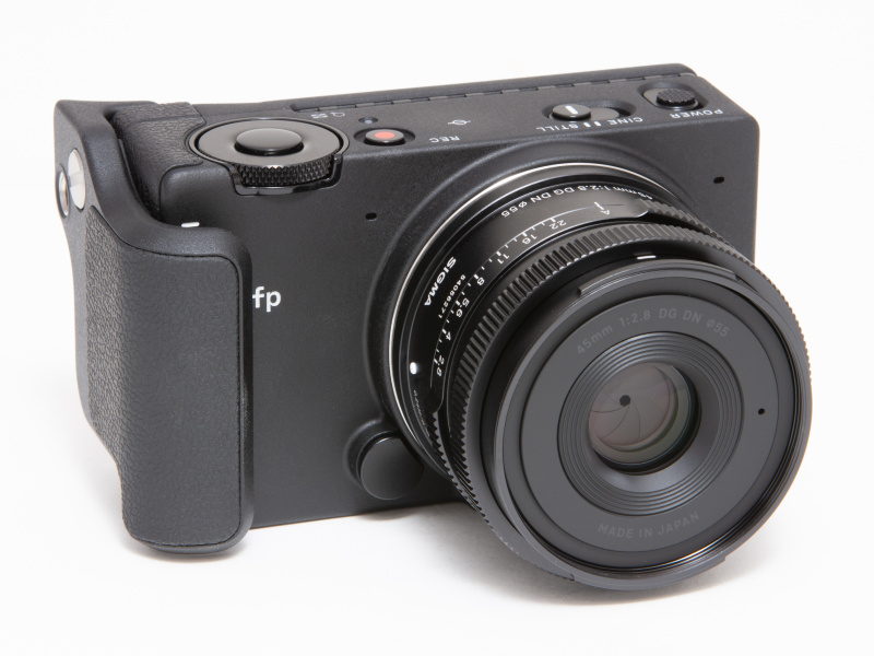 HG-11を装着。ホールド性が格段に向上するため、イチオシのアクセサリーだ。