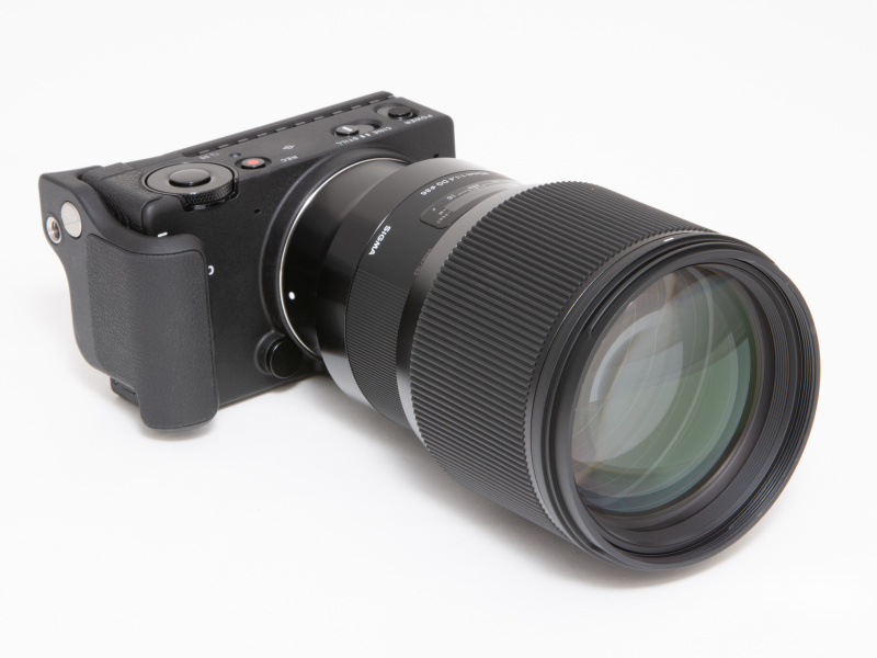 大柄な85mm F1.4 DG HSM | Artを装着すると、さすがにレンズが目立つ。重量級レンズを装着した際にもHG-11は有効だ。