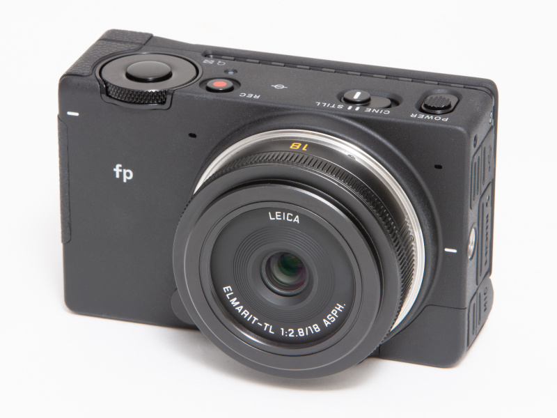 ライカのELMARIT-TL f2.8/18mm ASPH.を装着。APS-Cにクロップされるが、薄型パンケーキレンズもよく似合う。