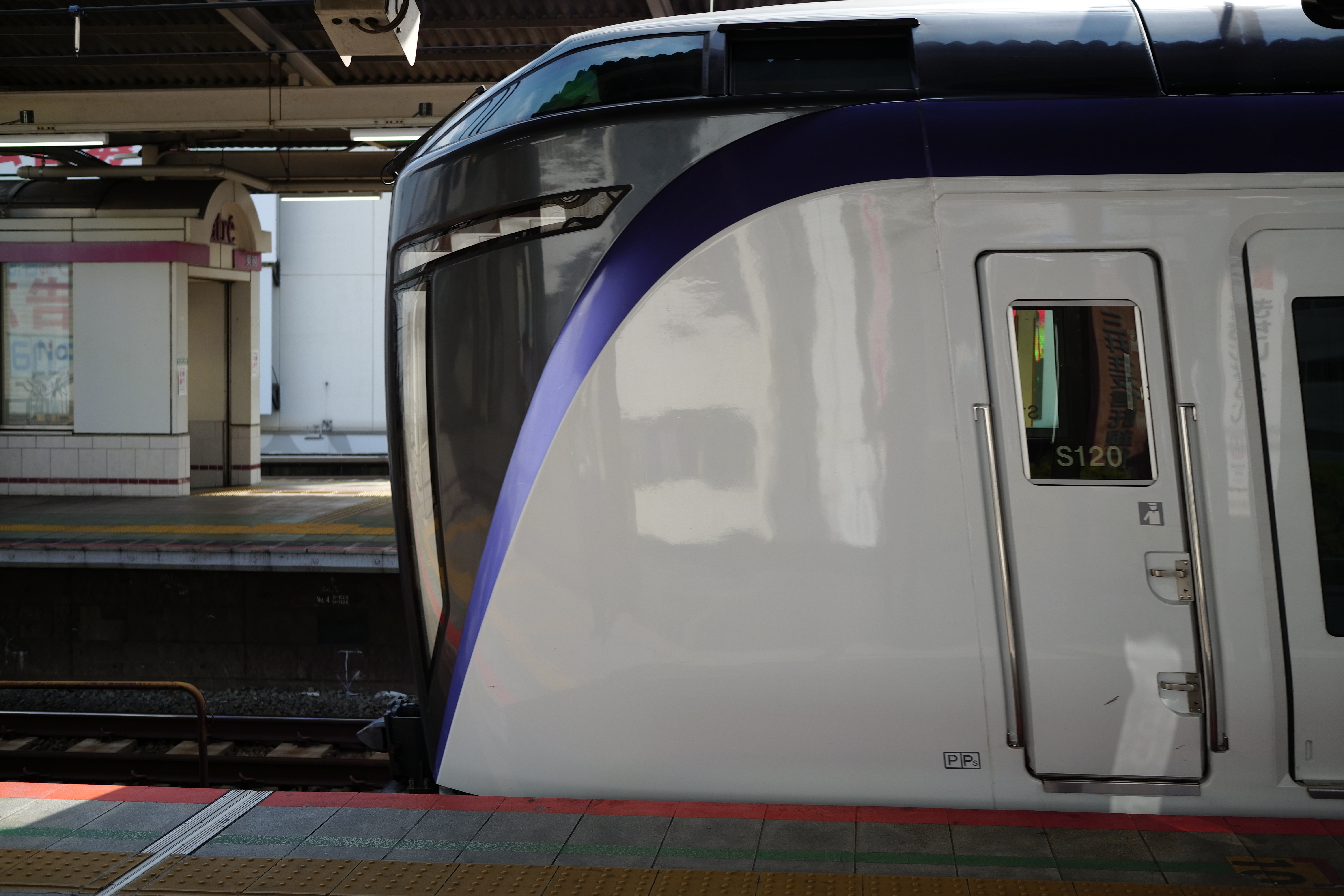 ホームに入ってきた電車。電子シャッターなのでローリングシャッター現象で歪んでしまった。動体にはあまり向かないカメラだ。<br>SIGMA fp　45mm F2.8 DG DN　ISO 400　F2.8　1/2,500秒