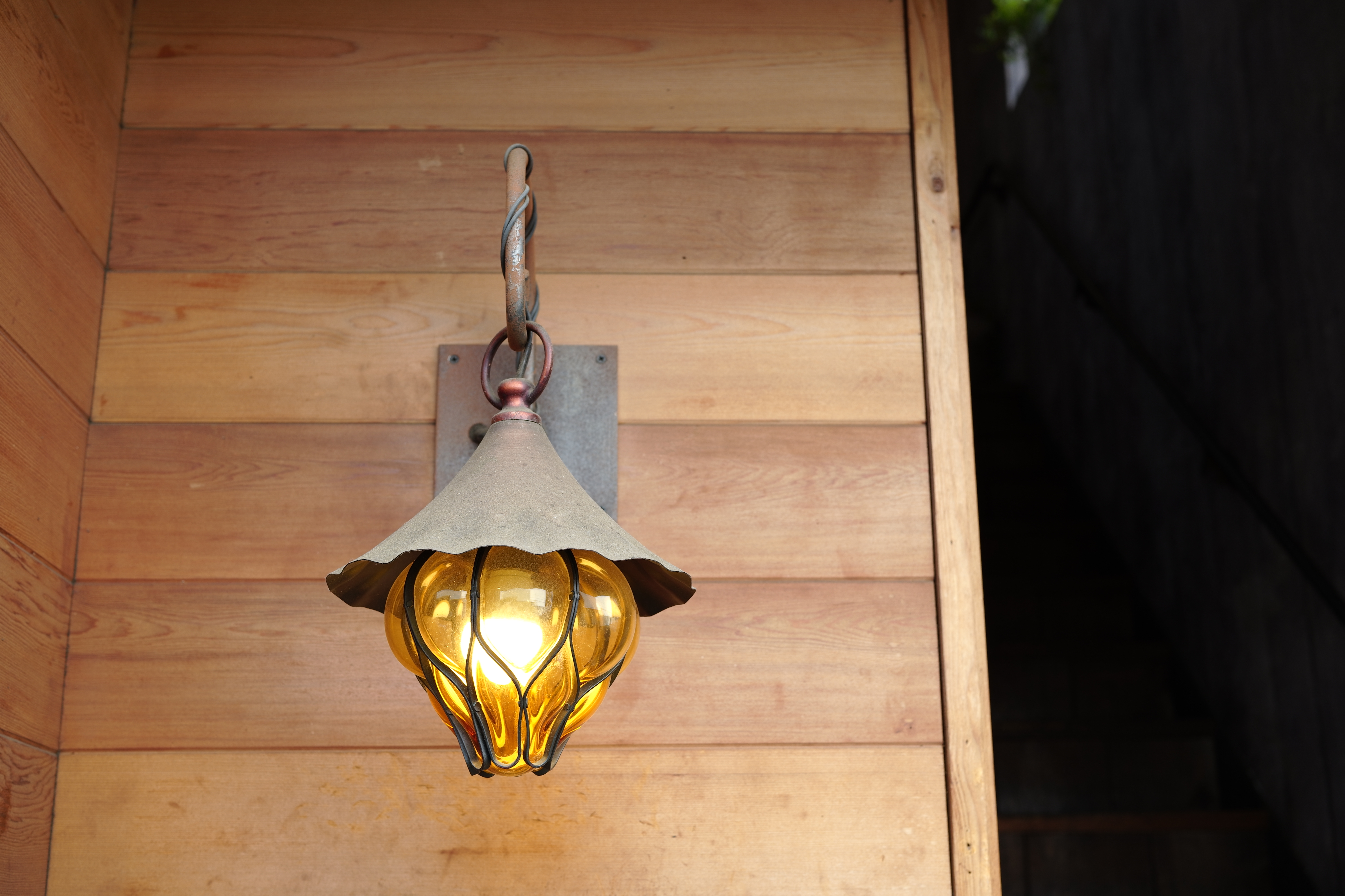 カラーモードはスタンダード。画面右側のシャドー部になっている階段がうっすら見えている。そして電灯のハイライトからも、階調が豊かなのがわかる。<br>SIGMA fp　45mm F2.8 DG DN　ISO 100　F5.6　1/50秒