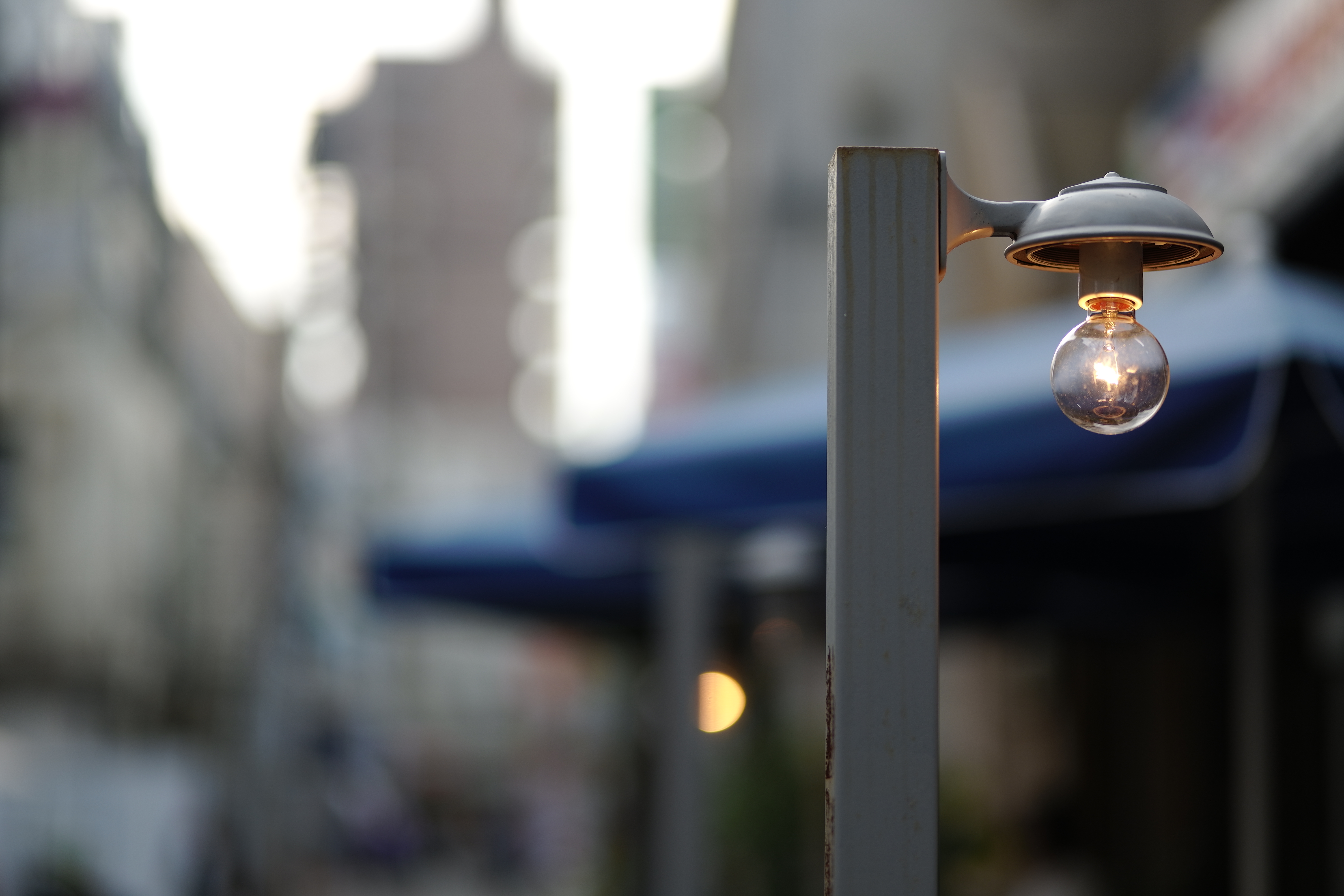 85mm F1.4を絞り開放にして撮影。電球は驚くほどシャープに再現され、大口径中望遠レンズらしい大きなボケが味わえる。fpとの見た目はアンバランスだが、意外と扱いやすかった。カラーモードはスタンダード。<br>SIGMA fp　85mm F1.4 DG HSM　ISO 100　F1.4　1/800秒