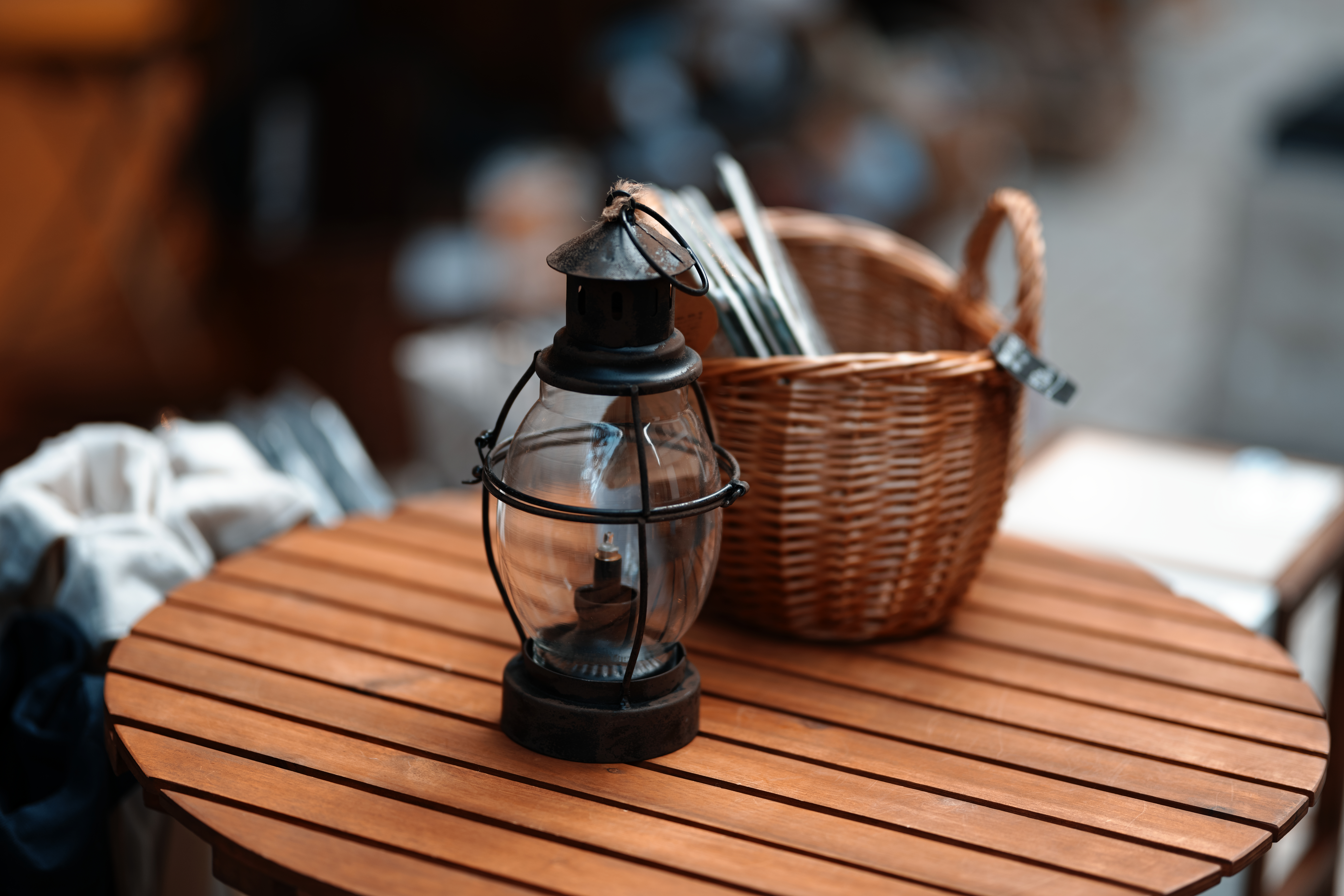 DNGからSIGMA Photo ProでJPEGに現像した。カラーモードをティール＆オレンジに設定した以外は無調整。木や籠の色が濃く、強調されているのがわかる。<br>SIGMA fp　85mm F1.4 DG HSM　ISO 100　F1.4　1/400秒