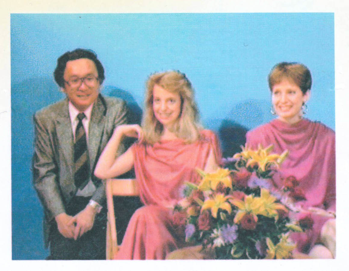 モデルさんと市川泰憲（用紙サイズ181×128mm、実画面サイズ91×69mm）