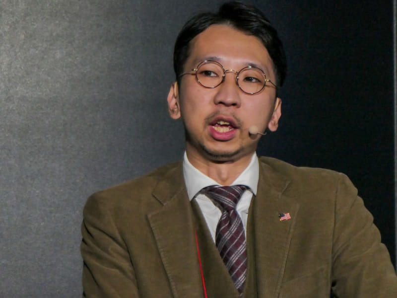 フォトグラファーとエンジニアという経歴の黒田明臣さん。