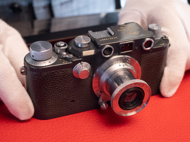 Lot.41 ライカIIIc K グレー（W.H.）。寒冷地仕様で、国防軍の刻印が入っている。フィルムアパチャー部分に三角形のノッチが見える。3,840ユーロで落札（開始は2,000ユーロ）。