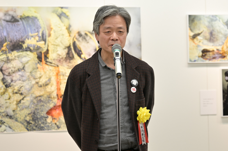 受賞理由についてコメントする飯沢氏