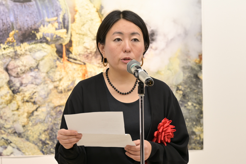 受賞の喜びをコメントする岩根さん