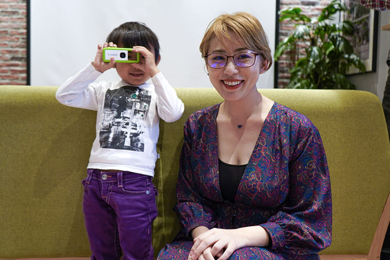 「iNSPiC REC」の発表会、午後の部に登壇した人気イラストレーター横峰沙弥香さんと、愛息のまめちゃん。