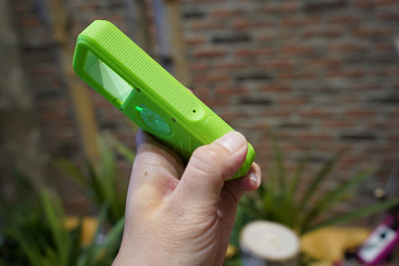 上面右にシャッターボタンが付いています。