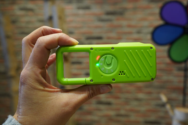 背面は電源ボタンと撮影モードダイヤルのみ。液晶モニターを搭載せず、左側のフレームをファインダーとして使います。